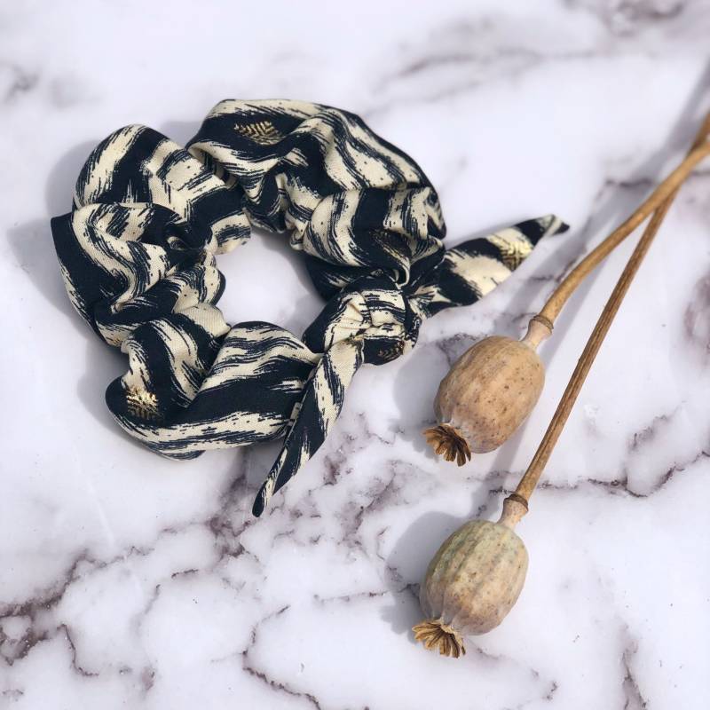 Schwarzweißer Diamantdruck Mit Golddetail Dianne Scrunchie von 33bisArtisanalEdit