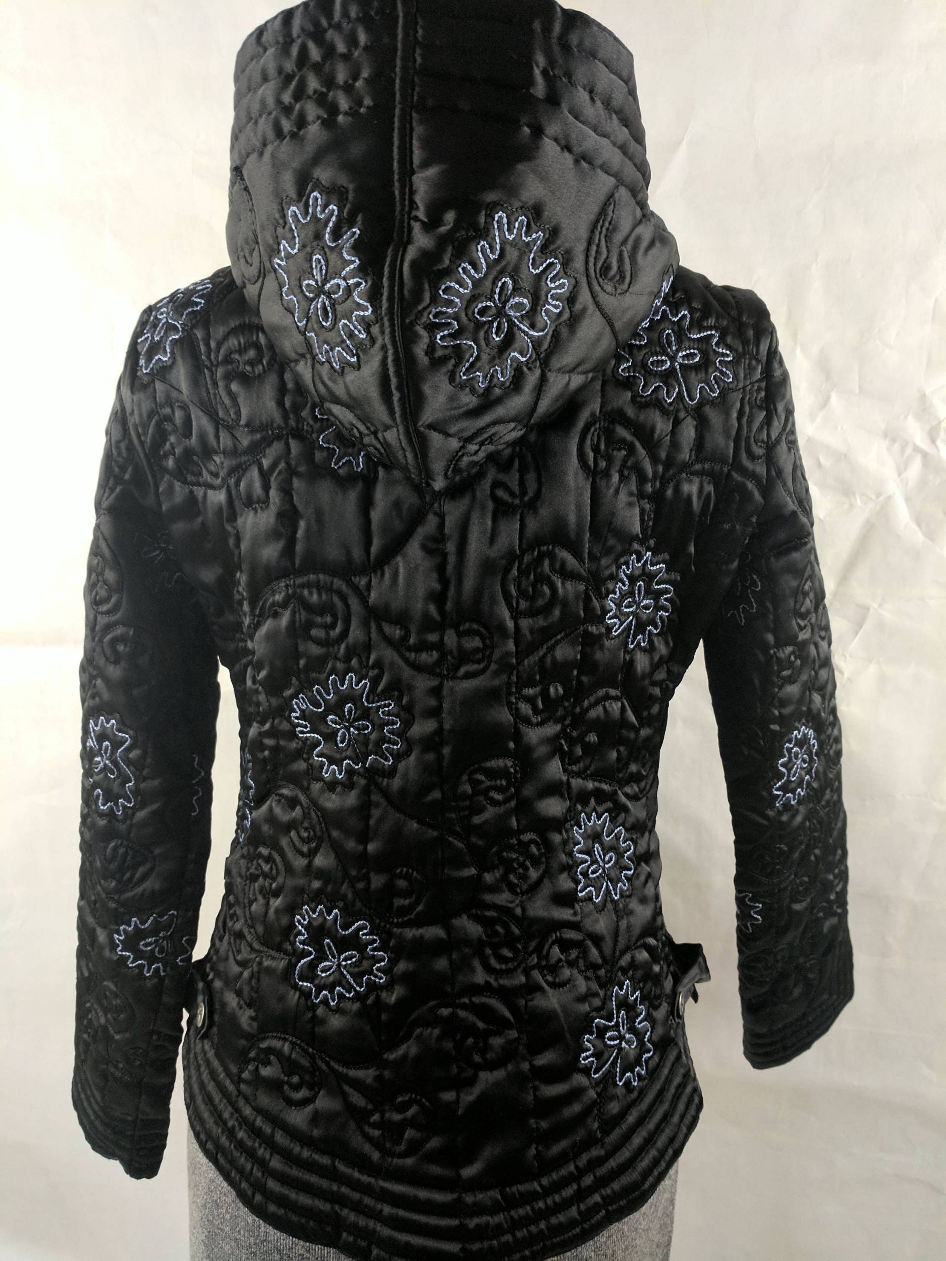 Calvin Klein Jacke Vintage Schwarz Mit Blauer Stickerei Kapuze Und Reißverschluss 90Er Jahre Calvin Klein Jacke Vintage Schwarz Mit Blauer Stickerei Kapuze Und Reißverschluss 90Er Jahre von 360DesignEtc