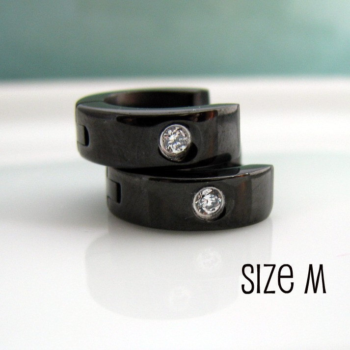 Herren Diamant Cz Ohrringe Black Huggie Hoop - Ohrknorpel Piercing Tragus Ohrring- Stahl Medium No.155 Herren Diamant Cz Ohrringe Black Huggie Hoop - Ohrknorpel Piercing Tragus Ohrring- Stahl Medium No.155 von 360Jewels