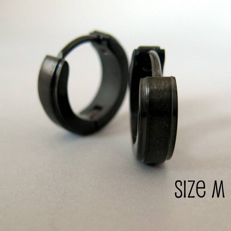 Herren Ohrringe Schwarz Huggie Hoop - Ohrring Knorpel Piercing Guys Cyber Corp Gothic Punk Rock Edelstahl Medium Etched Edges No.154 Herren Ohrringe Schwarz Huggie Hoop - Ohrring Knorpel Piercing Guys Cyber Corp Gothic Punk Rock Edelstahl Medium Etched Edges No.154 von 360Jewels