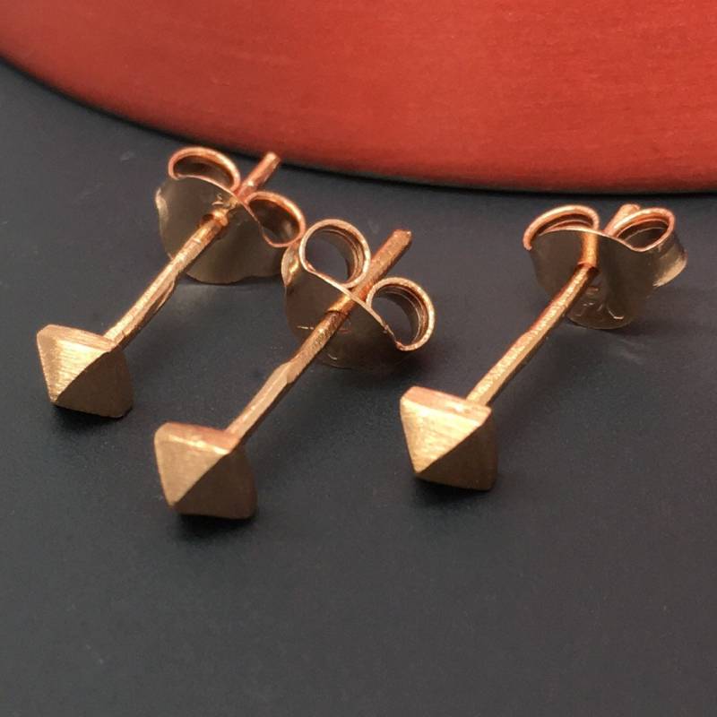 Aufkleber Rose Gold Obelisk Ohrstecker, Herren Pyramide Ohrringe, Kleine Knorpel 3mm, E310R von 360JewelsElite