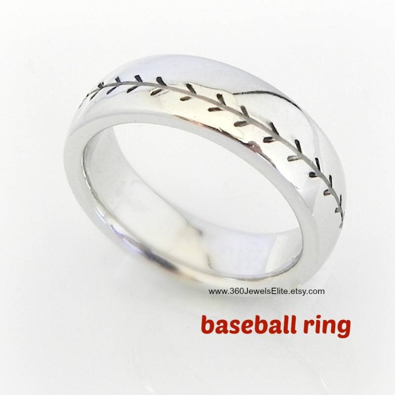 Baseball-Design-Ring Mit Komfort Fit Feature - Domed Abgerundete Kante Ehering Weiß Gold Vergoldet 925 Sterling Silber Für Männer Oder Frauen von 360JewelsElite