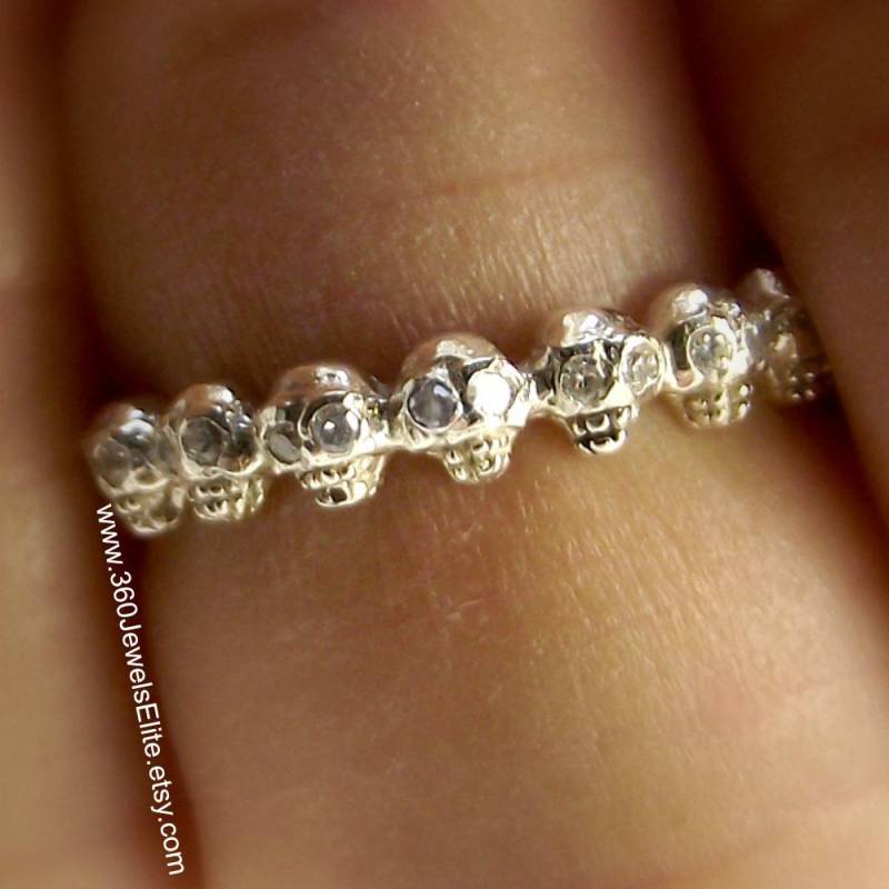 Diamant-Augen Schädel Ewigkeit Ring - 14K Weißgold Kleine Goth Stack Alternative Hochzeit Diamant-Schädel Gold Diamant-Augen Schädel Ewigkeit Ring - 14K Weißgold Kleine Goth Stack Alternative Hochzeit Diamant-Schädel Gold von 360JewelsElite