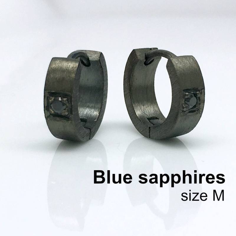 Herren Ohrringe, Schwarz Gold Mit Dunklem Saphir, Flache Röhren Unikat Dunkelblau Auf Schwarzen Ohrringen, E152Mbc von 360JewelsElite