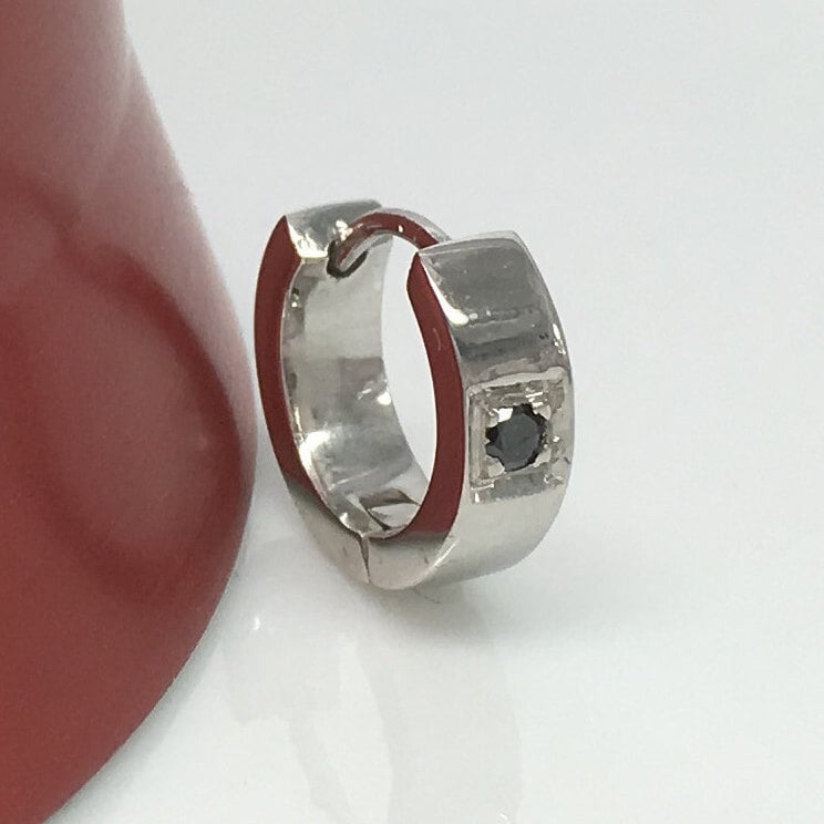 Schwarze Saphir Ohrringe Über Weißgoldene Ohrringe, Huggie Hoop Schwarzer Diamant Alternative E151Sw Schwarze Saphir Ohrringe Über Weißgoldene Ohrringe, Huggie Hoop Schwarzer Diamant Alternative E151Sw von 360JewelsElite