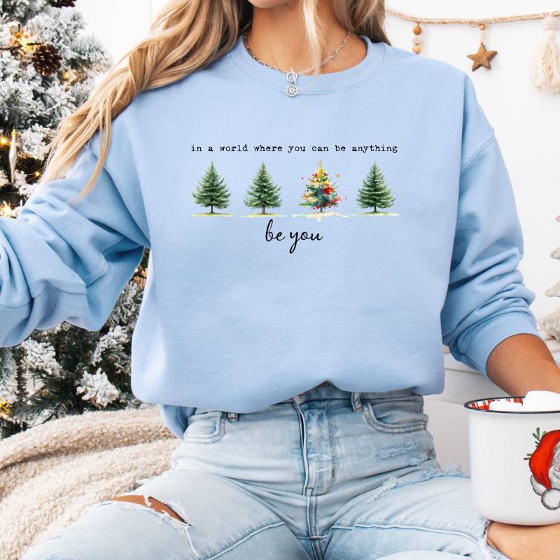 In A World Where You Can Be Anything Grafik Damen Sweatshirt, Softer Bedruckter X-Mas Lgbtq Unisex Pullover, Herren Weihnachts Urlaub Top von 365TageFernweh