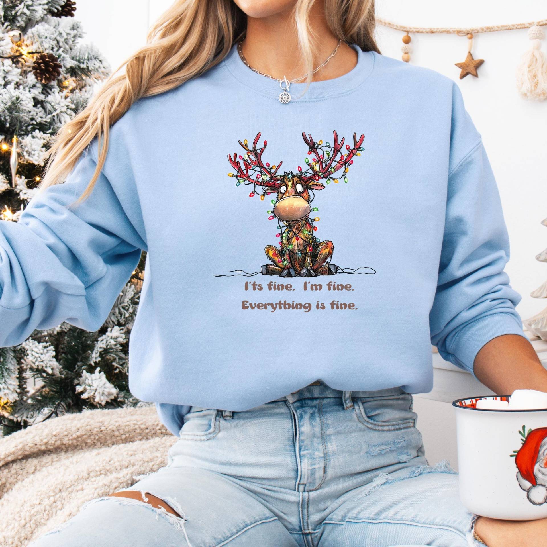 Lustiges Rentier Mit Lichterketten Im Fine Grafik Damen Sweatshirt, Softes Bedrucktes X-Mas Unisex Shirt, Gemütliches Herren Weihnachts Top von 365TageFernweh