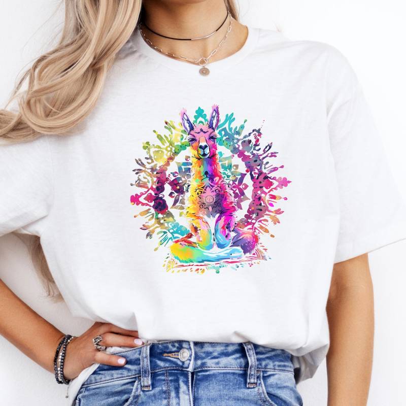 Namaste Yoga Lama Unisex Grafik Tshirt, Softes Bedrucktes Herren Freizeit Sport Auszeit T Shirt, Gemütliches Frauen Meditations Aquarell Top von 365TageFernweh