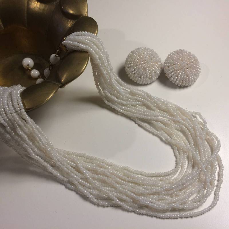1960Er Jahre Schöne Weiße Perlenkette Und Ohrclips von 3CoolSisters