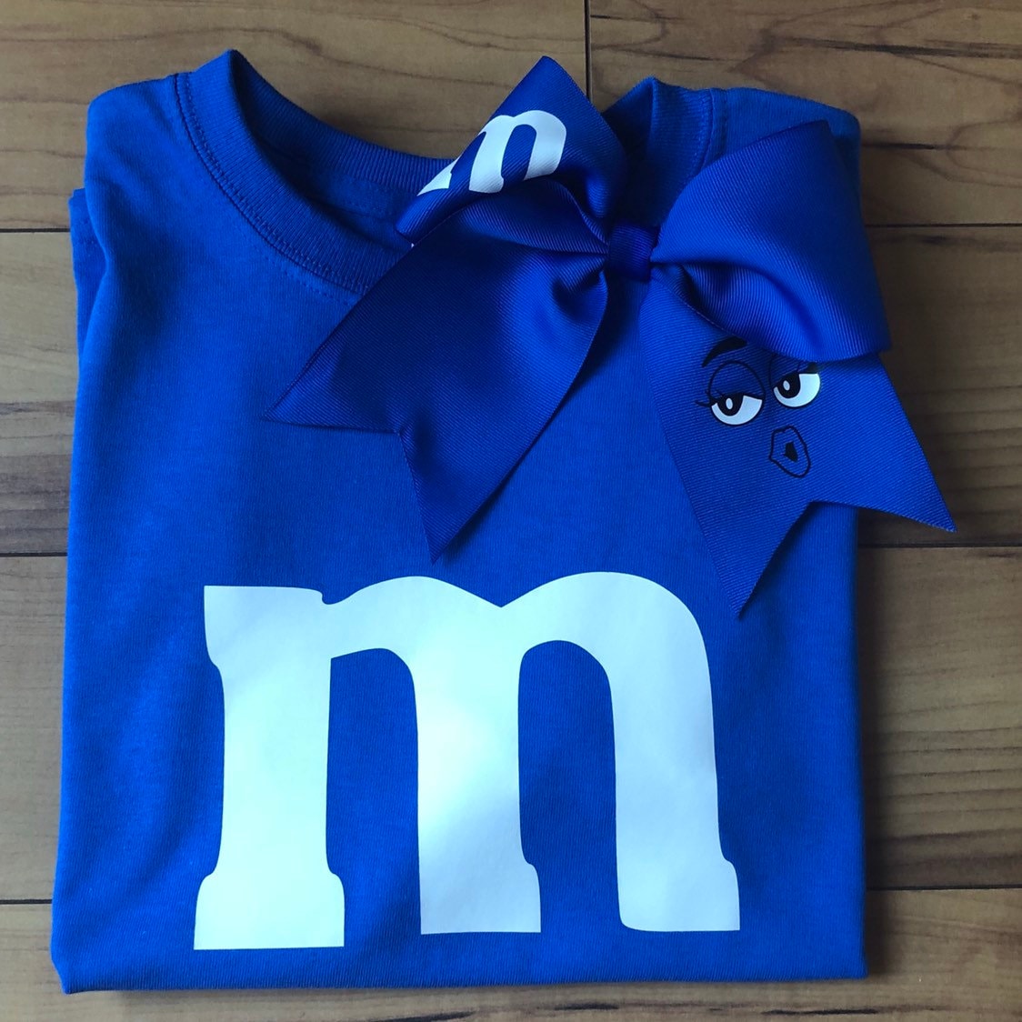 M & Candy Inspiriertes Shirt Und Cheer Bow Set - Erwachsenengrößen M & Candy Inspiriertes Shirt Und Cheer Bow Set - Erwachsenengrößen von 3CuteGirlsBoutique