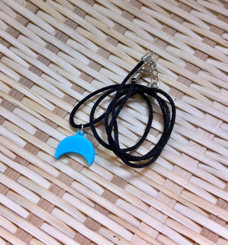 Benutzerdefinierte Halbmond Halskette, 3D Gedruckt, Mond Satin Seide Kordel, Personalisierung, Pla, Hellblau, Eco Benutzerdefinierte Halbmond Halskette, 3D Gedruckt, Mond Satin Seide Kordel, Personalisierung, Pla, Hellblau, Eco von 3DJewelrySquare