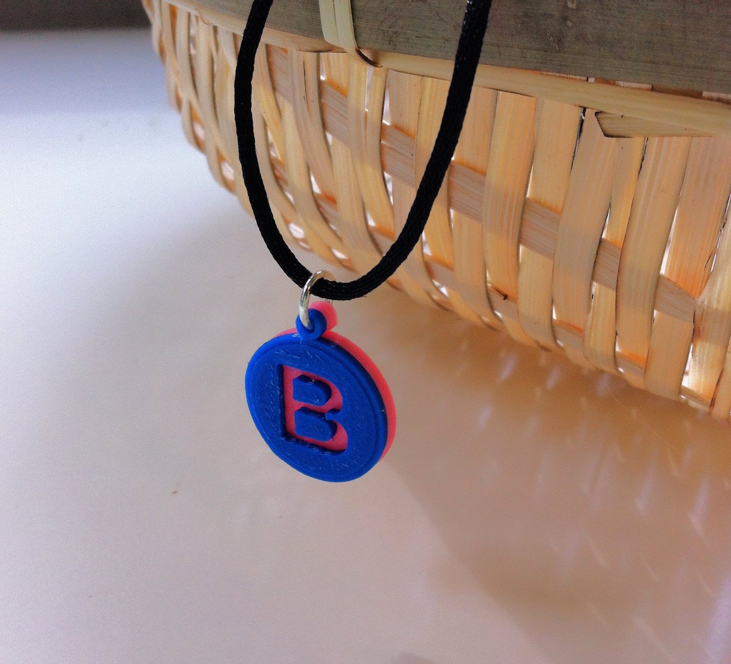 Benutzerdefinierte Initialen Halskette, 3D Gedruckt, Initial B Zwei Farben, Satin Seide Halskette Kordel, Buchstabe Ausschnitt, Eco, Blau, Hot Pink Benutzerdefinierte Initialen Halskette, 3D Gedruckt, Initial B Zwei Farben, Satin Seide Halskette Kordel, Buchstabe Ausschnitt, Eco, Blau, Hot Pink von 3DJewelrySquare