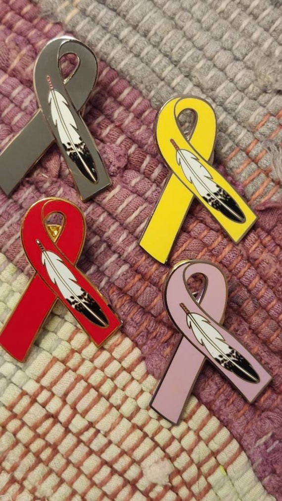 Cloisone' Anstecknadel. Schleifenband Mit Adlerfeder. Entworfen Von 3Eagle Cloisone' Anstecknadel. Schleifenband Mit Adlerfeder. Entworfen Von 3Eagle von 3EaglesTradingCo