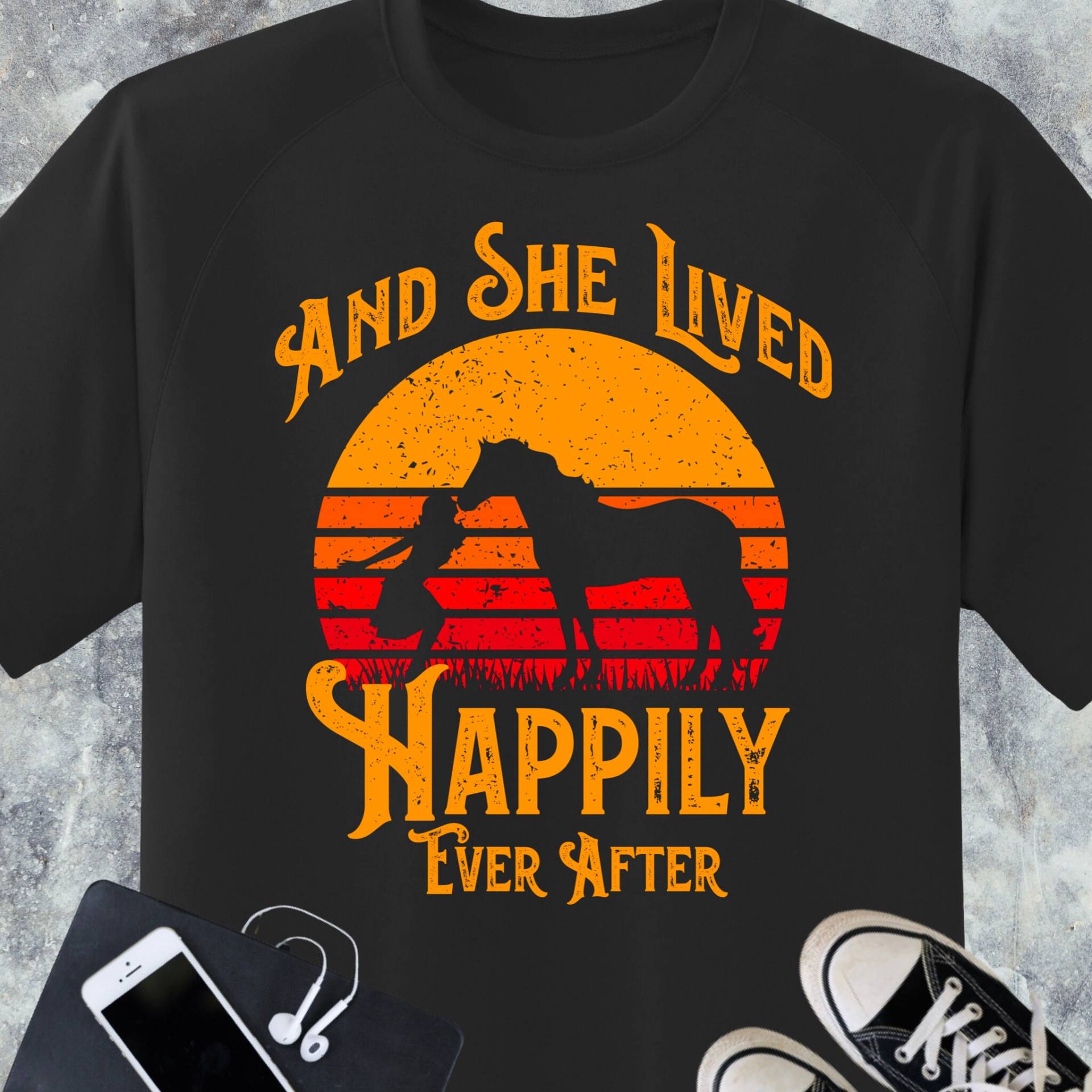 Pferdeliebhaber Valentine Shirt "And She Lived Happily Ever", Geschenk Für Pferdeliebhaber, Country Girl Shirt, Western Cowgirl Pferdetrainer von 3EyedRavenDesigns