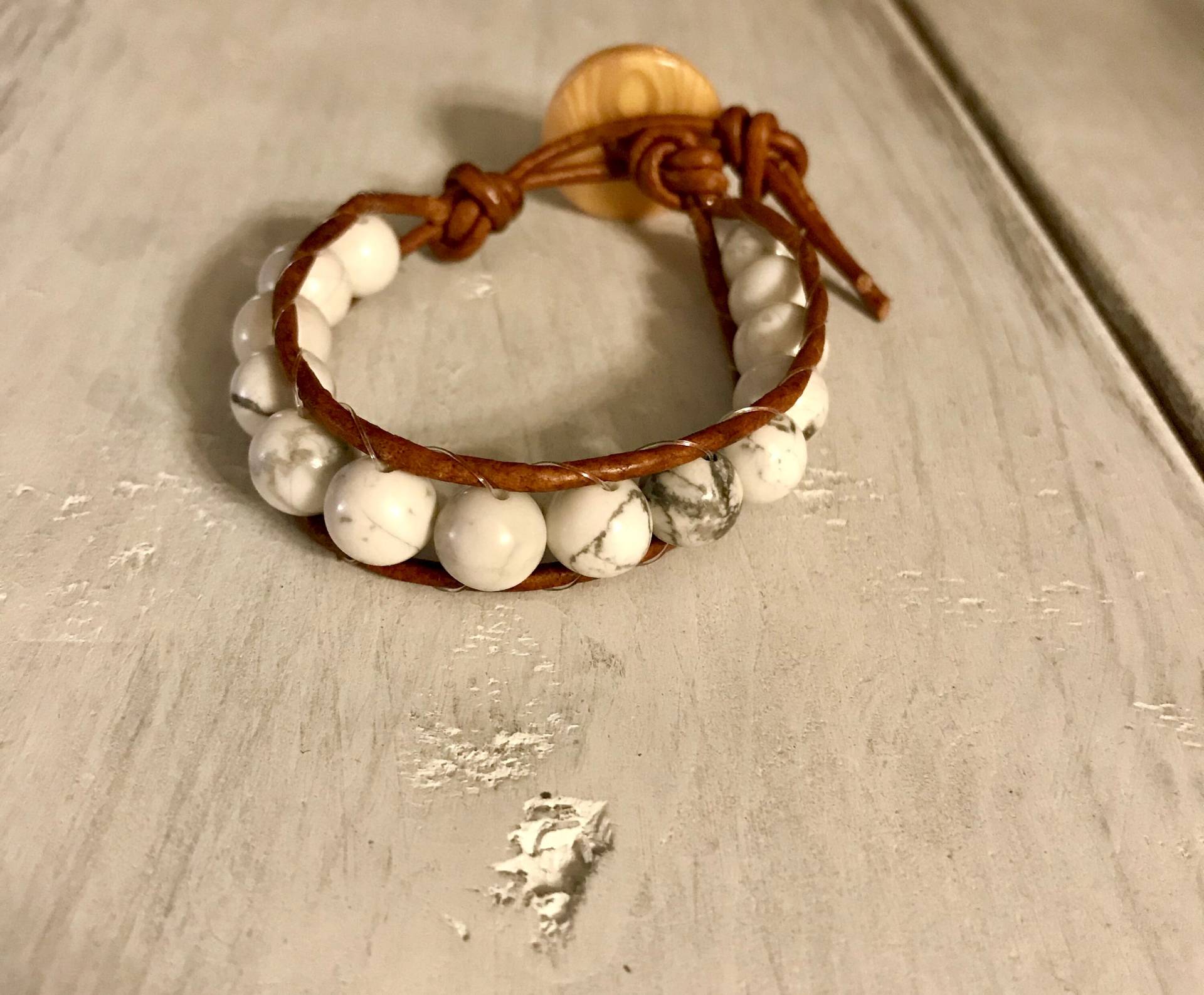 Braunes Leder Weiß Marmor Perlen Armband Braunes Leder Weiß Marmor Perlen Armband von 3GenerationsDesigns3