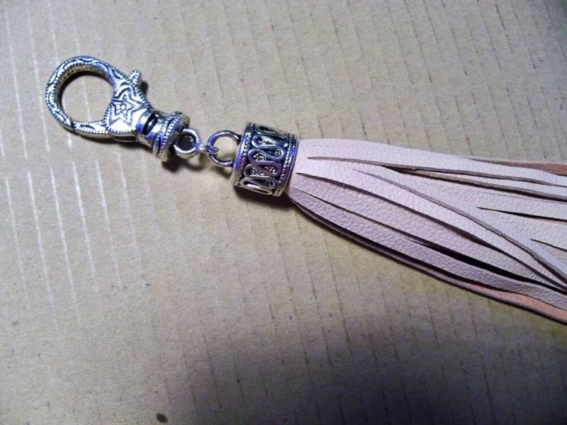 Leder Quaste Keychain. Taschenanhänger. Lederfransen. Hellrosa Leder Quaste Keychain. Taschenanhänger. Lederfransen. Hellrosa von 3JandDstyle
