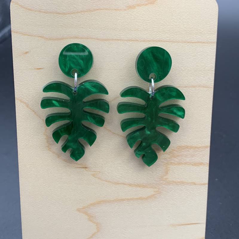 Handgemachte Laser-Cut Acryl Monstera Blatt Leichte Tropfen Ohrringe Mehrere Farben von 3LittleTikis