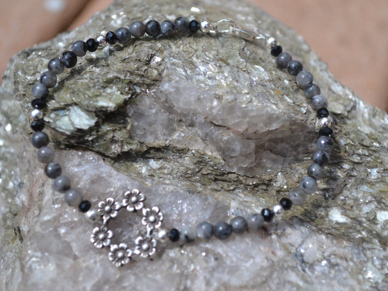 Blume Schwarz Labradorit Armband Blume Schwarz Labradorit Armband von 3RWeDragonflyDesigns