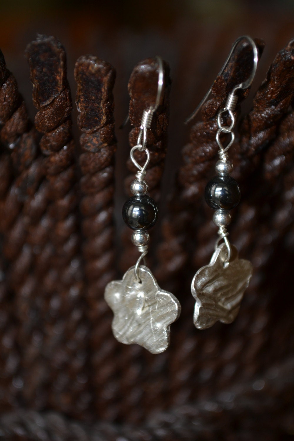 Edelmetall-Clay(Pmc 99, 9 % Reines Silber, Sterling Silber Und Hematite Ohrringe Edelmetall-Clay(Pmc 99, 9 % Reines Silber, Sterling Silber Und Hematite Ohrringe von 3RWeDragonflyDesigns