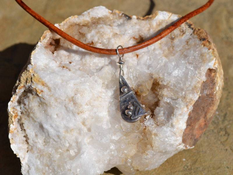 Edelmetall-Ton Und Leder Halskette Edelmetall-Ton Und Leder Halskette von 3RWeDragonflyDesigns