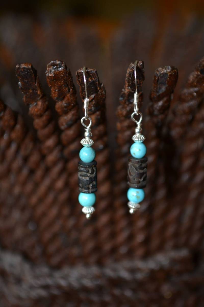 Geschnitzte Knochen, Magnesit Und Sterling Silberohrringe Geschnitzte Knochen, Magnesit Und Sterling Silberohrringe von 3RWeDragonflyDesigns