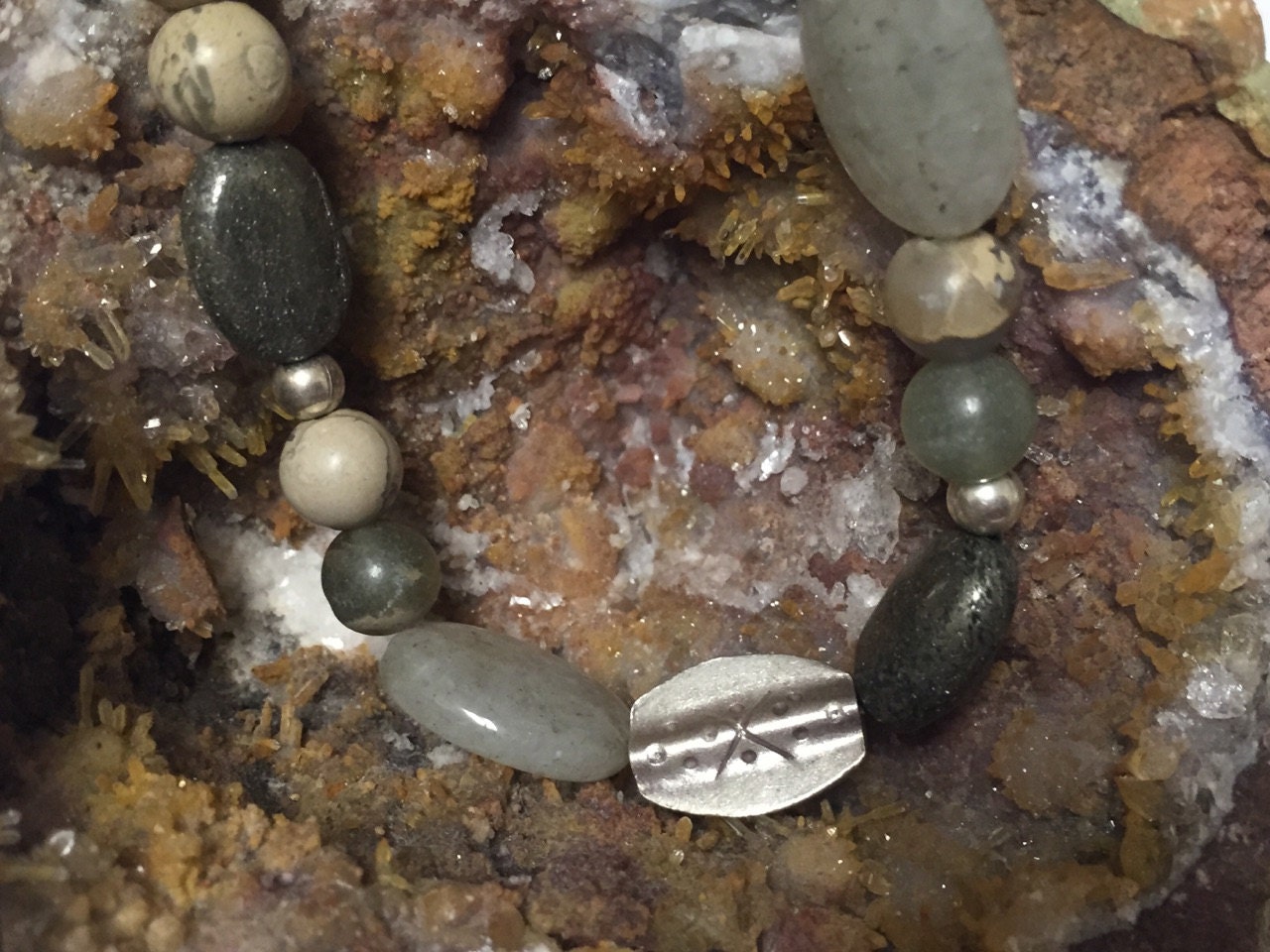 Grau Feldspat, Pyrit, Aqua Terra Jasper Und Sterling Silber Stretch Perlenarmband Grau Feldspat, Pyrit, Aqua Terra Jasper Und Sterling Silber Stretch Perlenarmband von 3RWeDragonflyDesigns