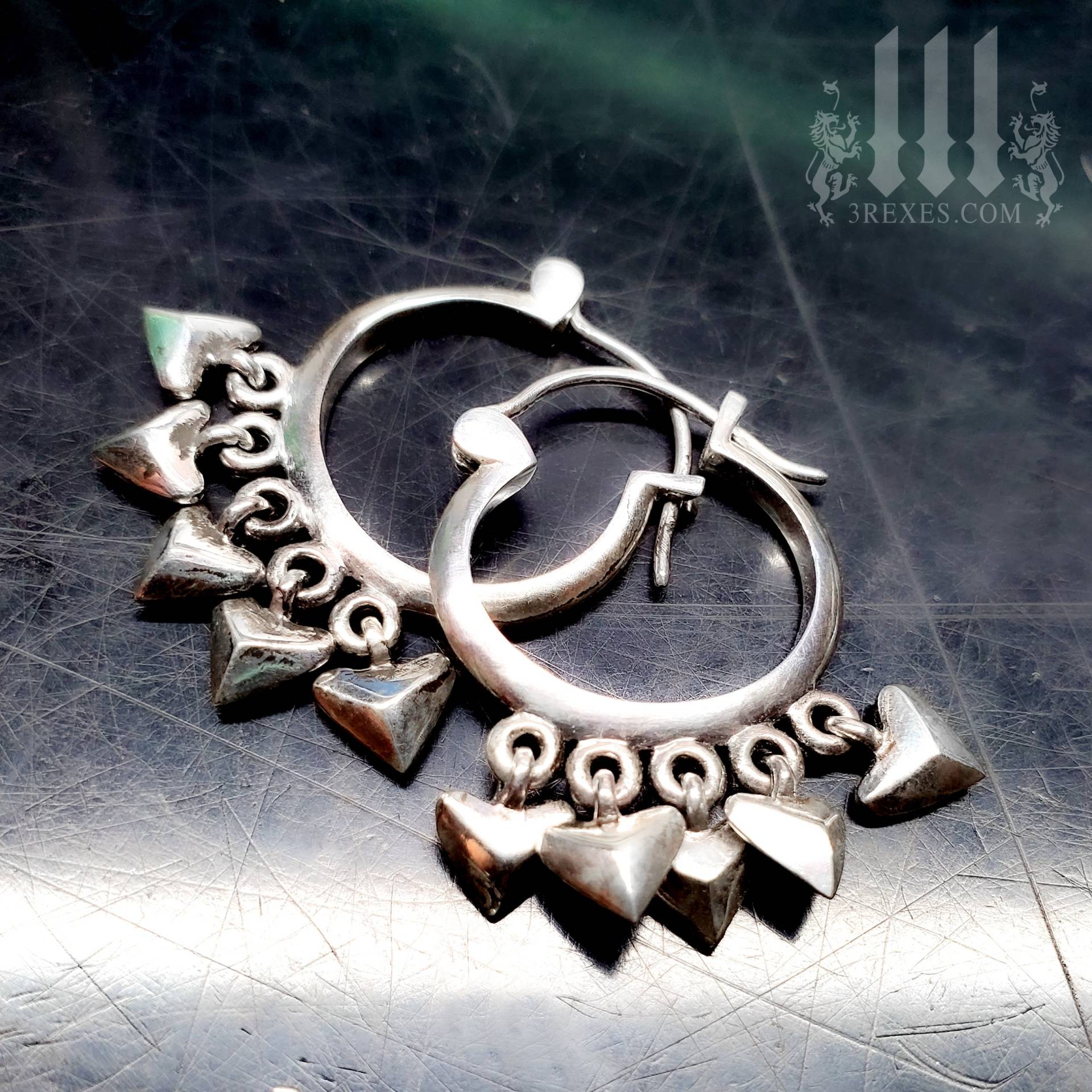 Minimalist Herz Charm Ohrringe, Kleine Herzchen Aus .925 Sterling Silber Minimalist Herz Charm Ohrringe, Kleine Herzchen Aus .925 Sterling Silber von 3RexesJewelry