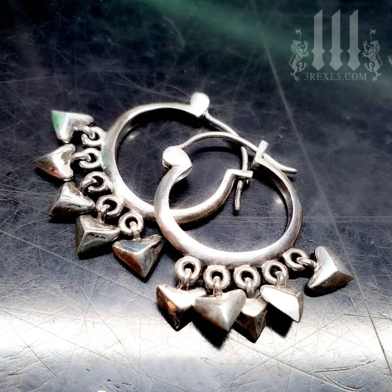 Minimalist Herz Charm Ohrringe, Kleine Herzchen Aus .925 Sterling Silber Minimalist Herz Charm Ohrringe, Kleine Herzchen Aus .925 Sterling Silber von 3RexesJewelry