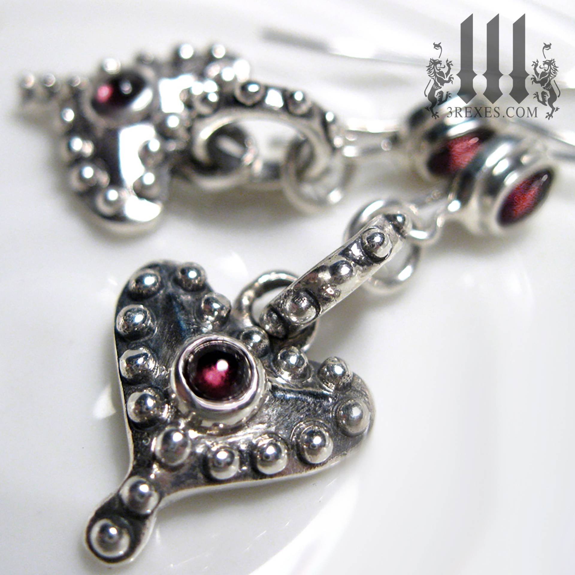 Silber Verzierte Herz Ohrringe Punk Rock Märchen-Granat-Charme-Januar Geburtsstein Silber Verzierte Herz Ohrringe Punk Rock Märchen-Granat-Charme-Januar Geburtsstein von 3RexesJewelry
