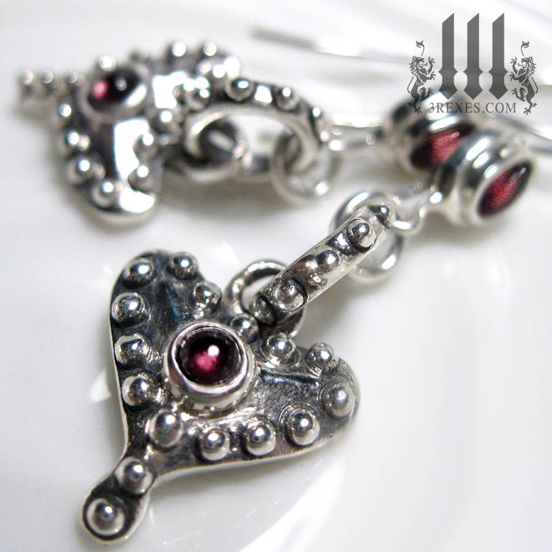Silber Verzierte Herz Ohrringe Punk Rock Märchen-Granat-Charme-Januar Geburtsstein Silber Verzierte Herz Ohrringe Punk Rock Märchen-Granat-Charme-Januar Geburtsstein von 3RexesJewelry