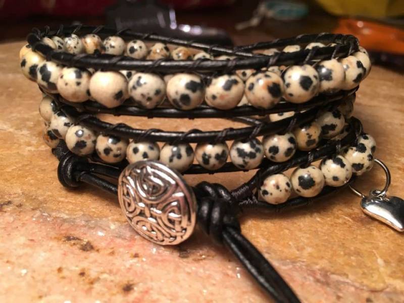 Dalmation Jaspis - Leder Wickeln Perlen Armband, Boho Wrap, Boho, Herren Oder Frauen von 3dogsdesign