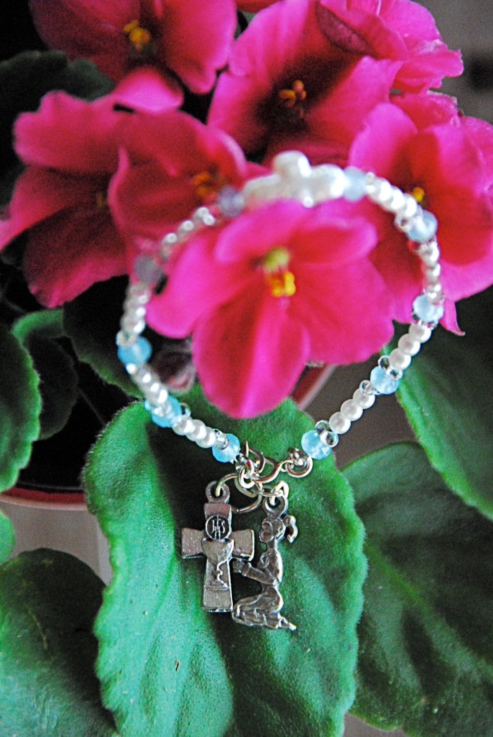 Erstkommunion Blauquarz Mädchen Betende Medaille Und Kelch Kreuz Rosenkranz Armband Erstkommunion Blauquarz Mädchen Betende Medaille Und Kelch Kreuz Rosenkranz Armband von 3friendssignature