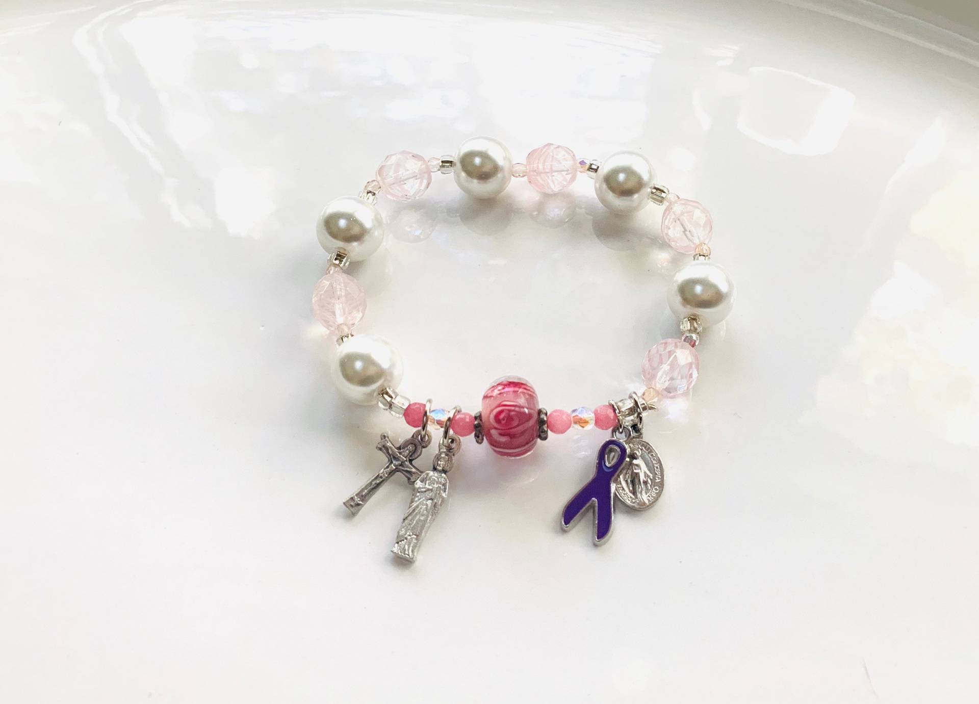Rosenkranz Armband Weiße Glasperlen & Pink Swirl Lila Band Pray To End Cancer Rosenkranz Armband Weiße Glasperlen & Pink Swirl Lila Band Pray To End Cancer von 3friendssignature