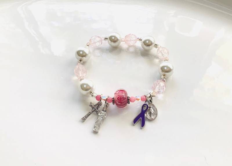 Rosenkranz Armband Weiße Glasperlen & Pink Swirl Lila Band Pray To End Cancer Rosenkranz Armband Weiße Glasperlen & Pink Swirl Lila Band Pray To End Cancer von 3friendssignature