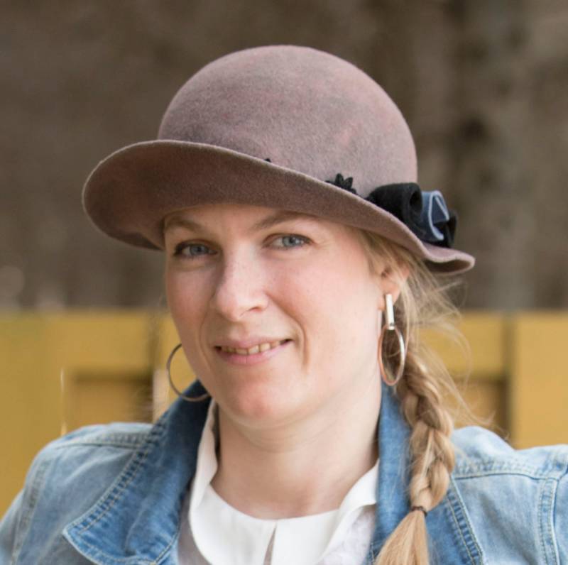 Vintage Alte Lila Cloche-Mütze, Filzhut Verziert Mit Drei Rosen Und Spitze, Wiedergewonnener Filz, Maßgefertigt, Umweltfreundlich Vintage Alte Lila Cloche-Mütze, Filzhut Verziert Mit Drei Rosen Und Spitze, Wiedergewonnener Filz, Maßgefertigt, Umweltfreundlich von 3petitspoints