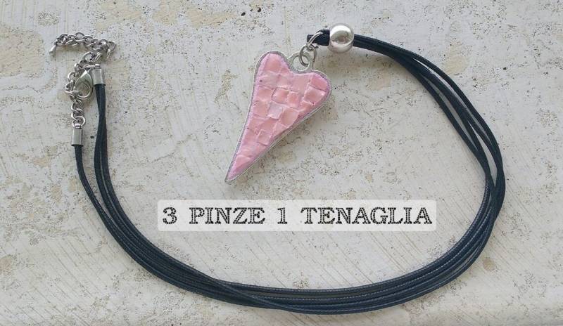 Rosa Herzanhänger - Schwarze Stoffkette Mit Stahlanhänger, Mosaik, Emaille Rosa Herzanhänger - Schwarze Stoffkette Mit Stahlanhänger, Mosaik, Emaille von 3pinze1tenaglia