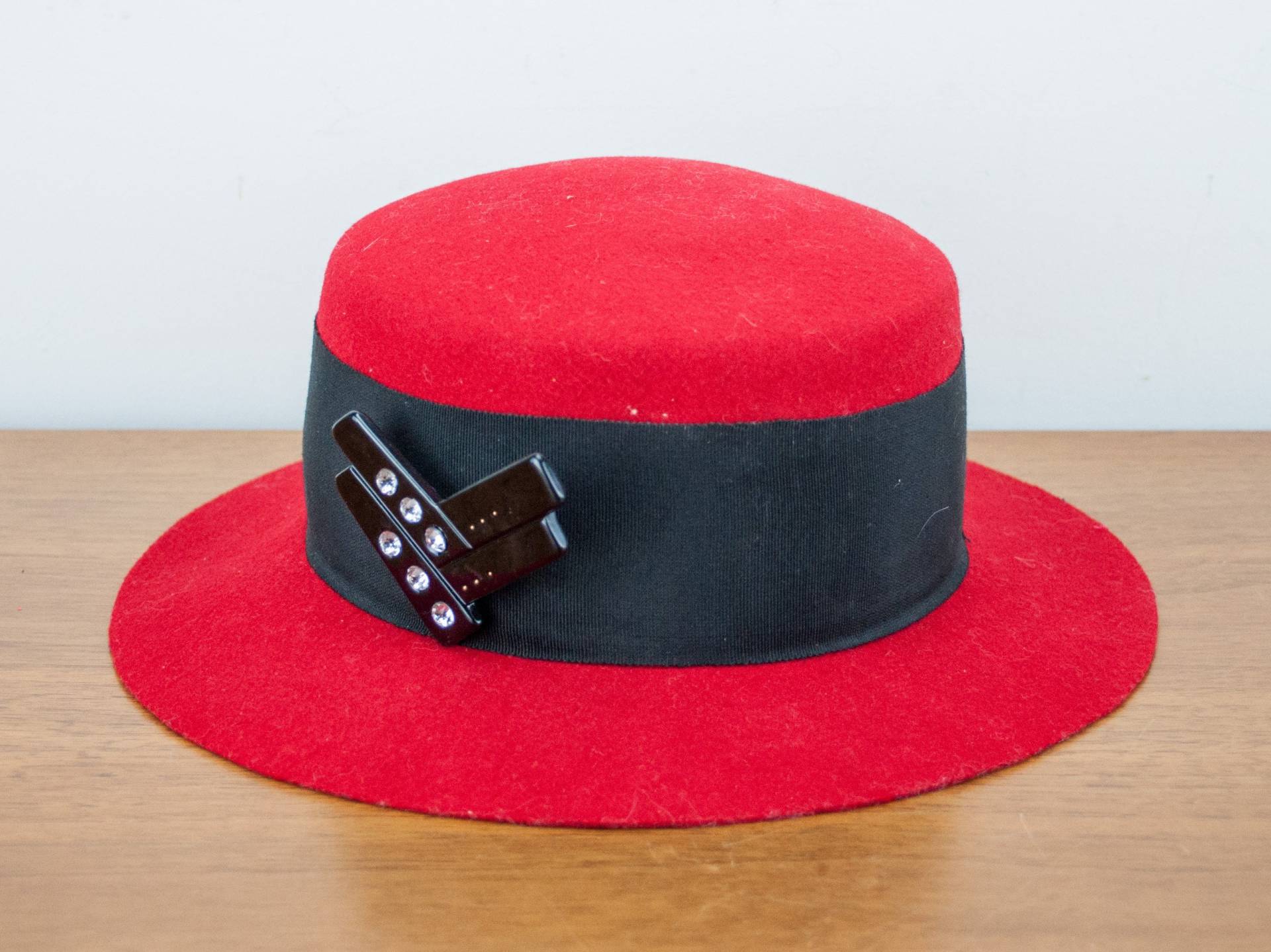 Roter Filzhut, Hergestellt Von Kates Boutique Roter Filzhut, Hergestellt Von Kates Boutique von 3rvintages