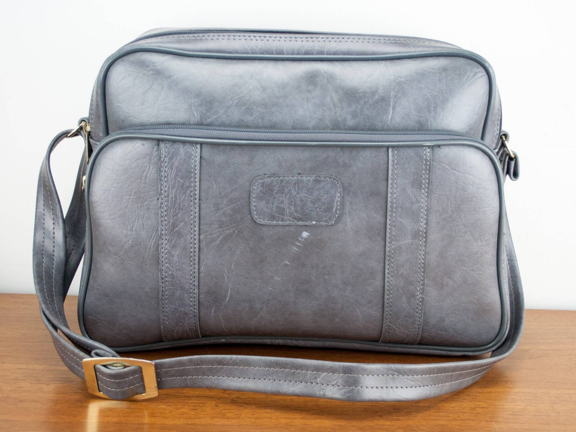 Tragetasche/Koffer Aus Grauem Vintage Kunstleder Den 70Er Jahren - Graue Umhängetasche Mit Metallverschlüssen Tragetasche/Koffer Aus Grauem Vintage Kunstleder Den 70Er Jahren - Graue Umhängetasche Mit Metallverschlüssen von 3rvintages