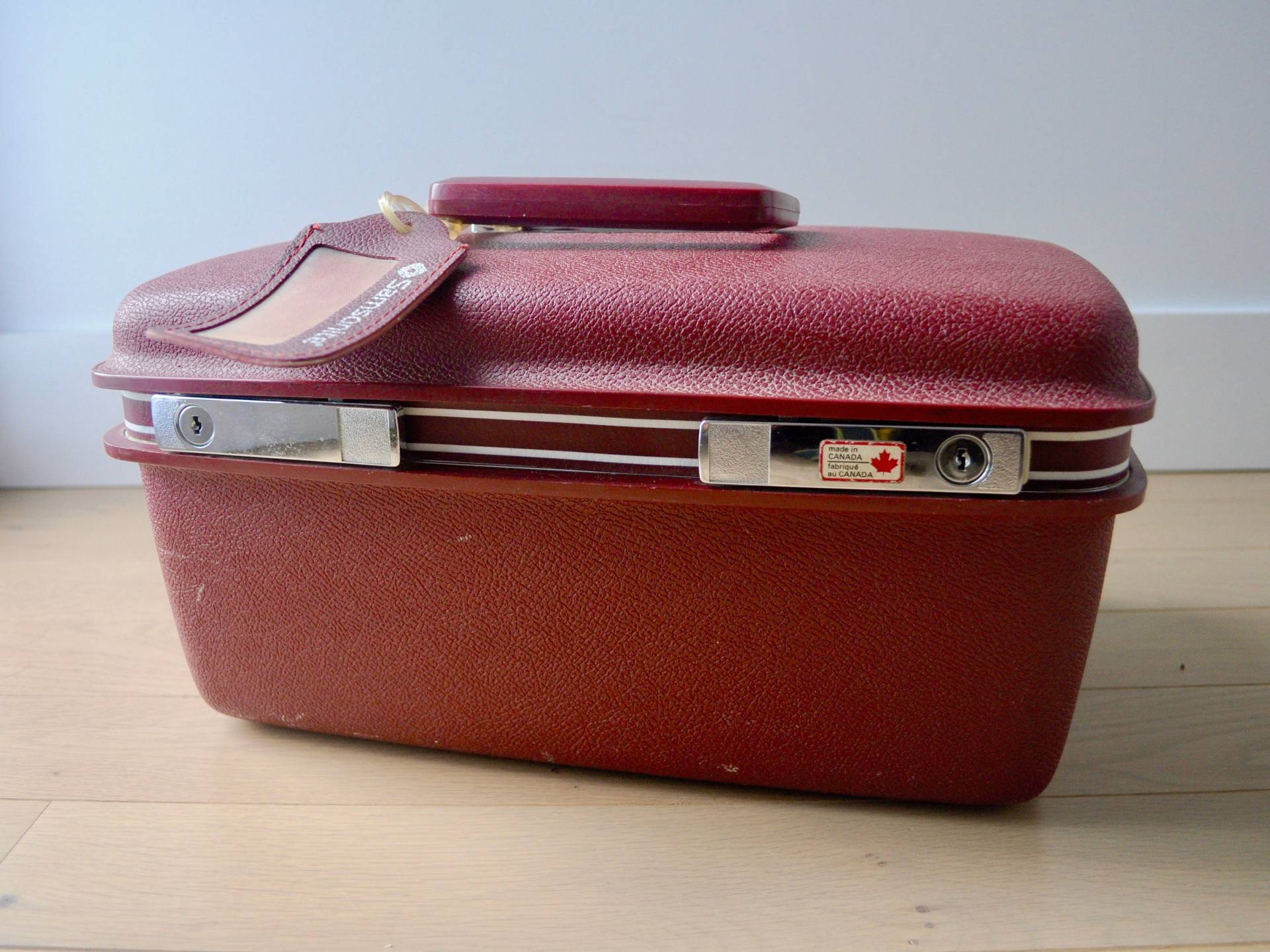 Weinroter Vintage Koffer/Reisetasche - Schminktasche Kameratasche Weinroter Vintage Koffer/Reisetasche - Schminktasche Kameratasche von 3rvintages