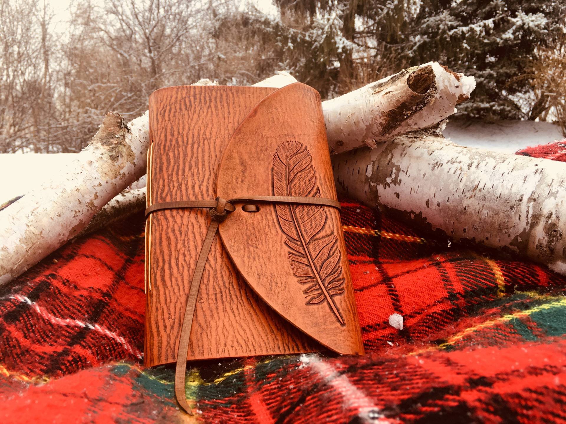 Rustikales Tagebuch Aus Leder Mit Handgeschnitztem Feder-Design Rustikales Tagebuch Aus Leder Mit Handgeschnitztem Feder-Design von 413Leatherworks