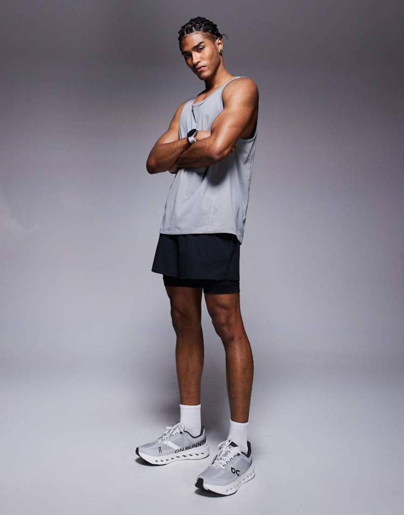 4505 - 2-in-1-Lauf-Shorts aus Ripstop-Nylon in Schwarz mit Reißverschlusstasche 4505 - 2-in-1-Lauf-Shorts aus Ripstop-Nylon in Schwarz mit Reißverschlusstasche von 4505