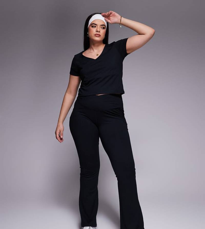 4505 Curve - Icon - Knapp geschnittenes T-Shirt aus weichem Performance-Stoff in Schwarz mit V-Ausschnitt von 4505