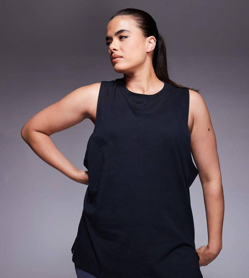 4505 Curve - Icon - Sport-Trägertop aus schnell trocknender Baumwolle in Schwarz mit tiefem Armausschnitt von 4505