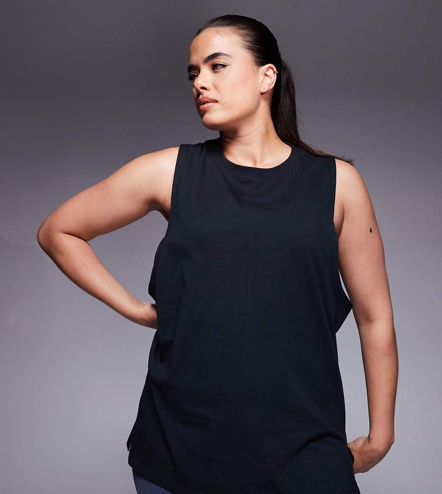 4505 Curve - Icon - Sport-Trägertop aus schnell trocknender Baumwolle in Schwarz mit tiefem Armausschnitt von 4505