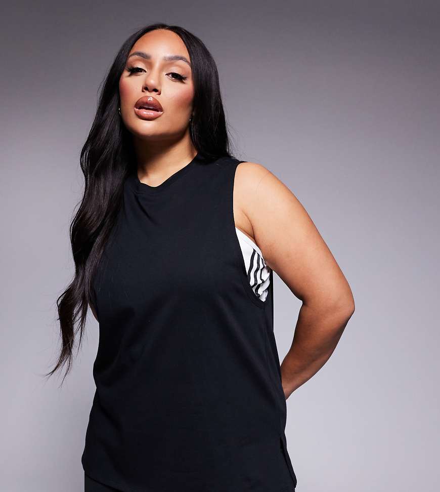 4505 Curve - Icon - Sport-Trägertop aus schnell trocknender Baumwolle in Schwarz mit tiefem Armausschnitt von 4505