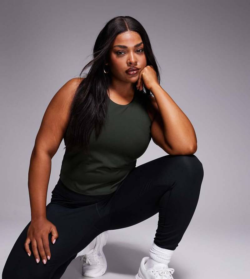 4505 Curve - Icon - Sport-Trägertop in dunklem Khaki mit integriertem BH und herausnehmbaren Pads-Grün von 4505