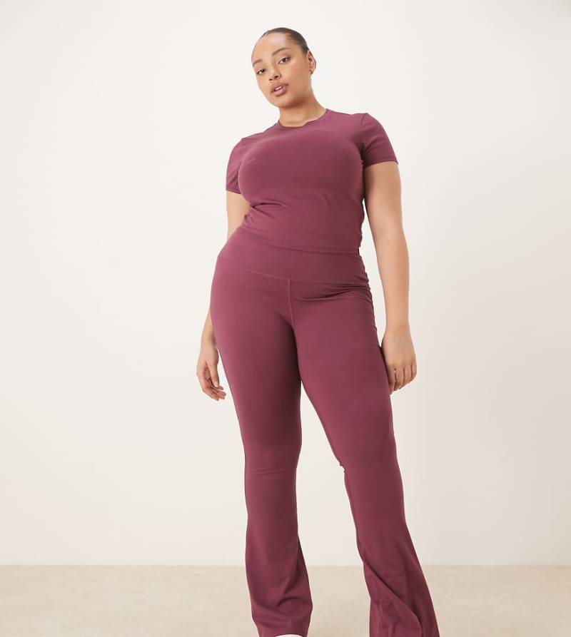 4505 Curve - Icon - Weiche, ausgestellte Yoga-Leggings in Burgunderrot mit hohem Bund-Lila 4505 Curve - Icon - Weiche, ausgestellte Yoga-Leggings in Burgunderrot mit hohem Bund-Lila von 4505