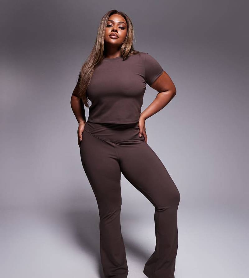 4505 Curve - Icon - Weiche, ausgestellte Yoga-Leggings in Schokobraun mit Wickelbund von 4505