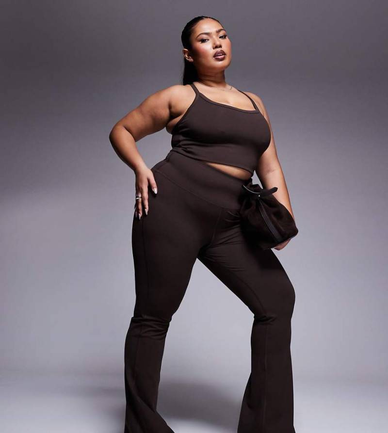 4505 Curve - Icon - Weiche, ausgestellte Yoga-Leggings in Schokobraun mit hohem Bund von 4505