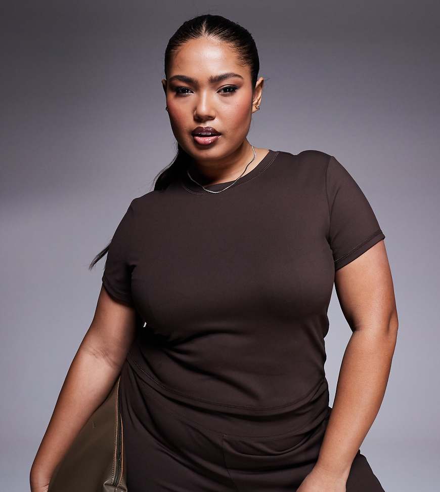 4505 Curve - Icon - Weiches, knapp geschnittenes Studio-T-Shirt in Schokobraun von 4505